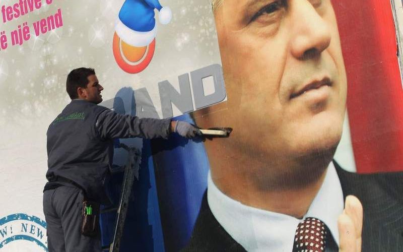 Verkiezingsposter van de Kosovaarse premier Hashim Thaçi. Foto EPA