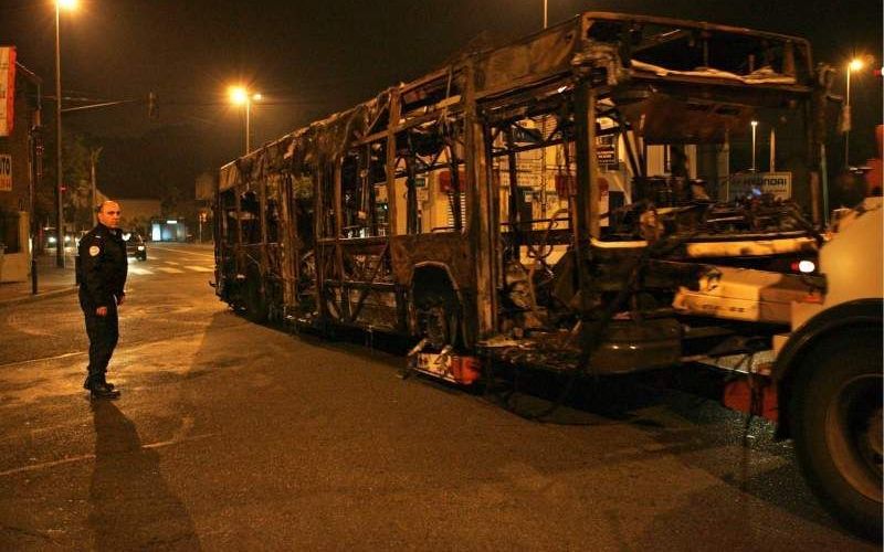 Een uitgebrande bus in district Seine-Saint-Denis na rellen in 2006. Foto EPA