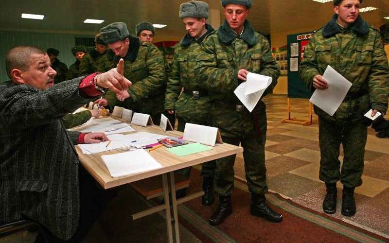 Soldaten tijdens een vorige stemming in Minsk. Foto EPA.