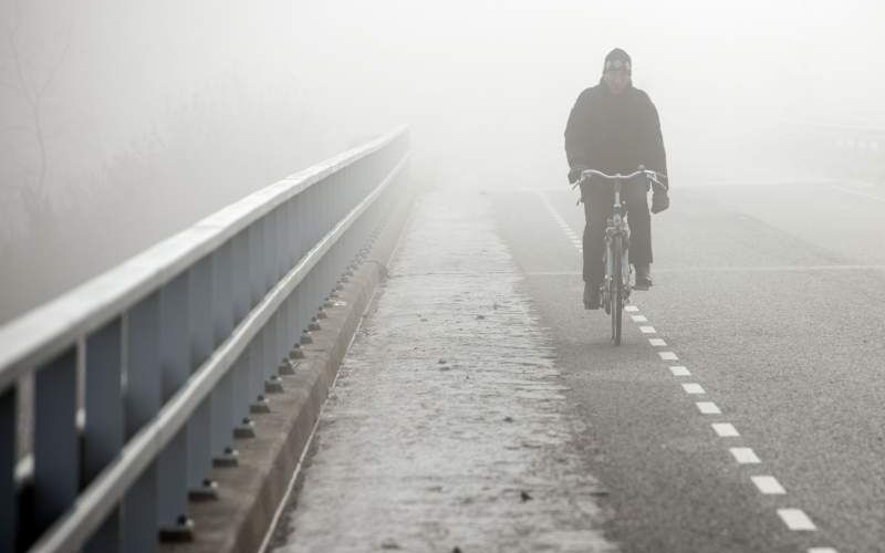 Verkeersdienst ANWB waarschuwt voor gladheid vrijdag. Vooral fietsers en motoren moeten zich voorbereiden op verraderlijke omstandigheden. Foto ANP