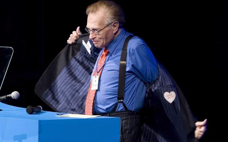 Met een laatste close-up van zijn oude radiomicrofoon, is donderdag na een kwart eeuw een einde gekomen aan het legendarische praatprogramma van CNN-presentator Larry King. Foto EPA