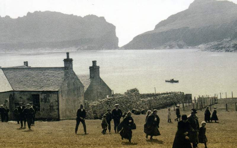 ST. KILDA – Kerkgang op St. Kilda (foto uit 1930) maakte de regelmaat van het leven uit. De kerk (l.) was het centrum van het eiland.