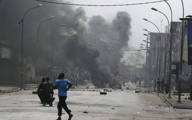 Rellen in Abidjan. Foto EPA