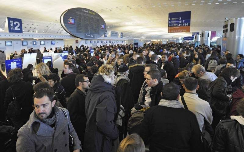 Gestrande reizigers op Paris' Roissy-Charles-de-Gaulle airport. Foto EPA