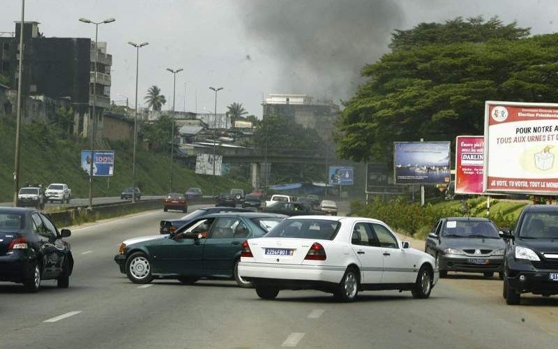 Auto's draaien om als ze zien dat het weer onrustig is in Abidjan. Foto EPA