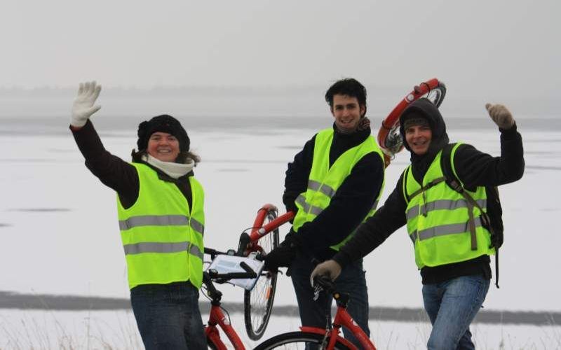 AAGTEKERKE – Bij fietsenhandel Leo Joosse in Aagtekerke vond woensdag de aftrap plaats van de JBGG-actie ”Wordt vervolgd”. Per step ging het naar Woerden. Foto´s JBGG