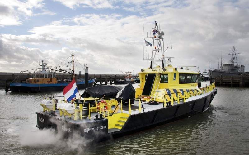 Het nieuwe schip de RWS 76 vaart de vluchthaven van Harlingen uit. Foto FD