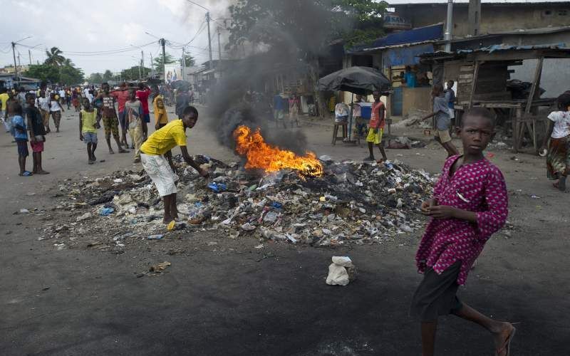 Chaos in de straten van Abidjan. Foto EPA