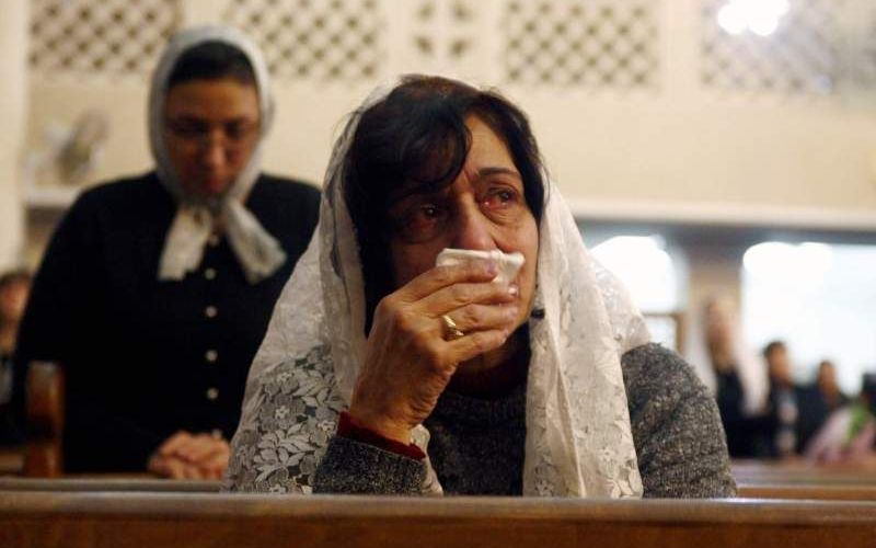 Egyptische christenen treuren in de kerk na de aanslag in Alexandrië. Foto EPA