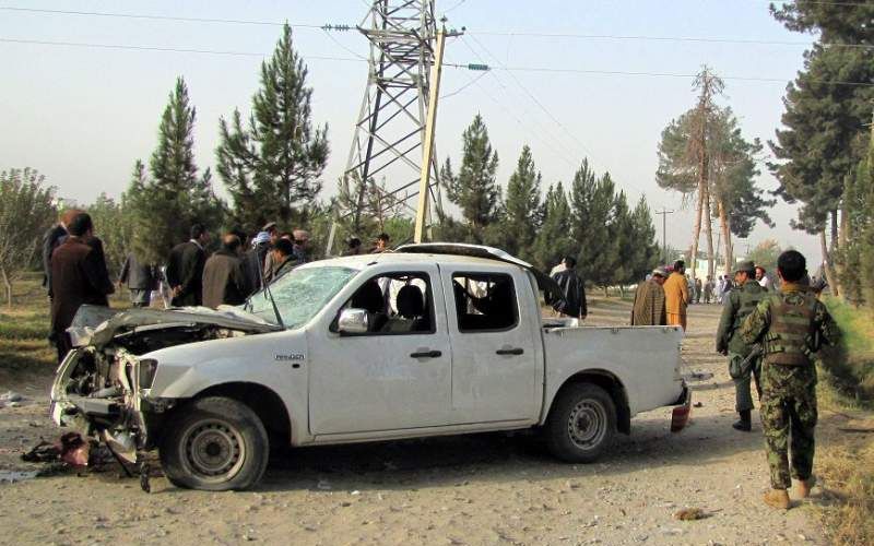 Een auto is op een bermbom gereden in Kunduz, november 2010. Foto EPA