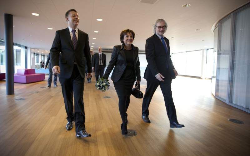 Ank Bijleveld loopt samen met haar echtgenoot (L) en de voorzitter van de vergadering J. Telleman naar de Statenzaal in het provinciehuis in Zwolle. Foto ANP