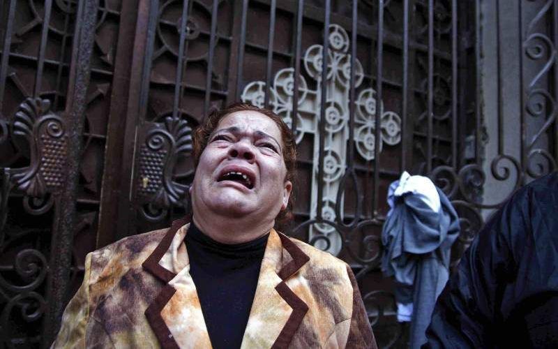 Een koptische vrouw treurt na de aanslag op een kerk in Alexandrië. Foto EPA