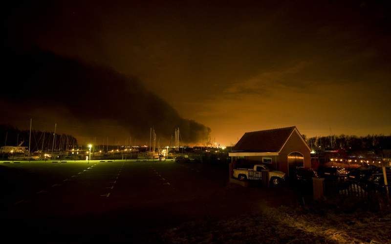 De rookpluim die is ontstaan door de grote chemiebrand in Moerdijk is woensdag te zien vanuit Strijensas, een dorp in de Hoekse Waard. Foto ANP