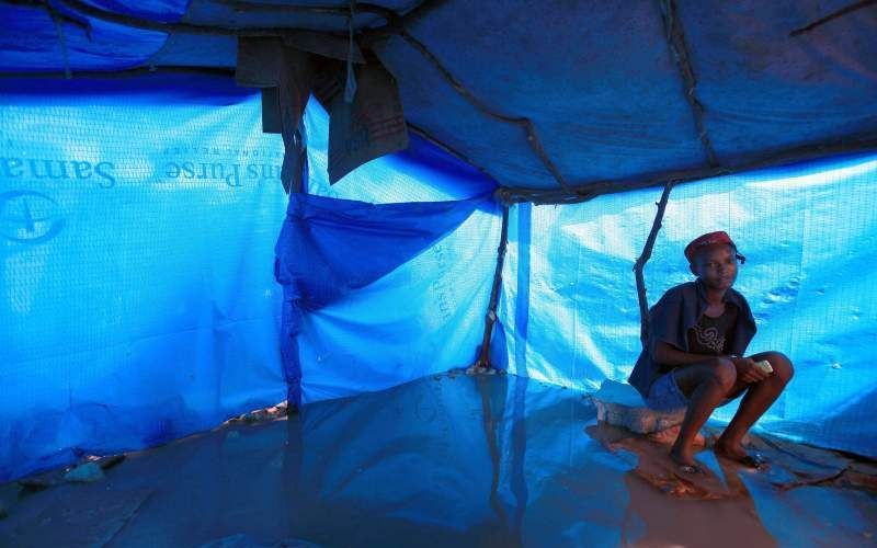 Een vrouw in een tentenkamp in Haïti. Foto EPA