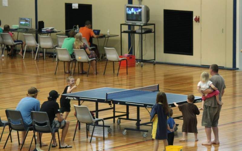 Slachtoffers van de overstromingen worden opgevangen in een sporthal in Rockhampton. Foto EPA