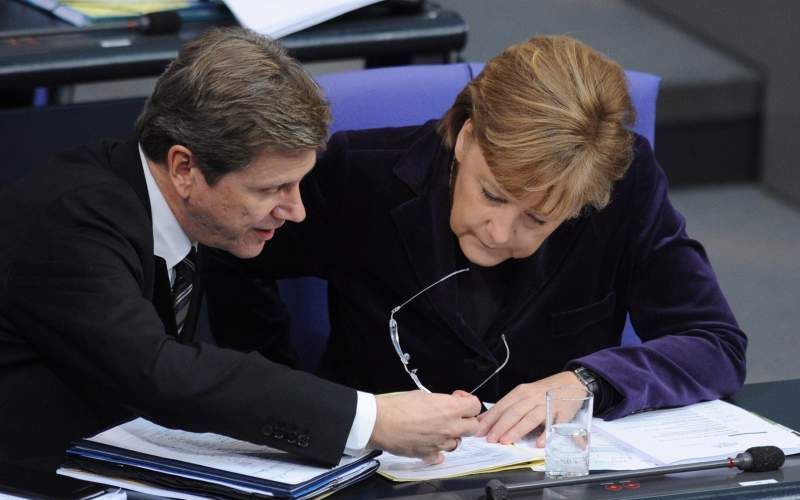 FDP-leider Westerwelle (l.) moet donderdag de belangrijkste redevoering uit zijn carrière houden. Foto EPA