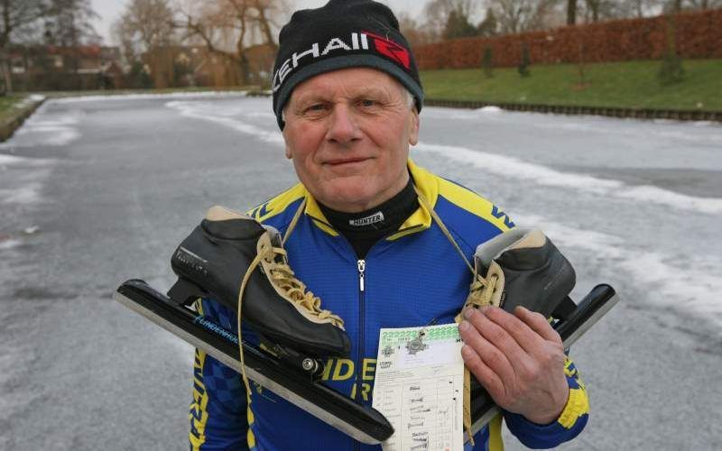 Albert de Boer in Rouveen met de schaatsen waarmee hij de elfstedentocht reed. Foto Anton Dommerholt