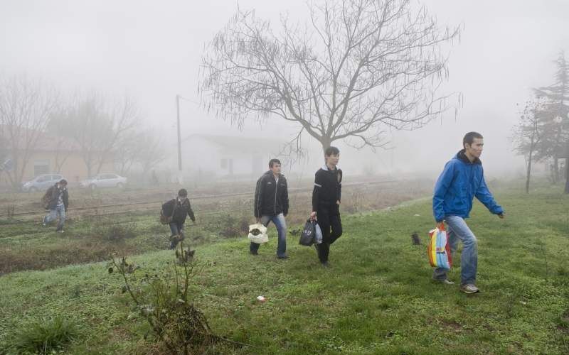 Uit de mist doemt in de vroege ochtend een groepje mannen op. Zij hebben zojuist de grens van Turkije naar Griekenland weten over te steken. Ze hebben vaak veel te hoge verwachtingen van hun aankomst in ”Fort Europa”. Jeroen Oerlemans