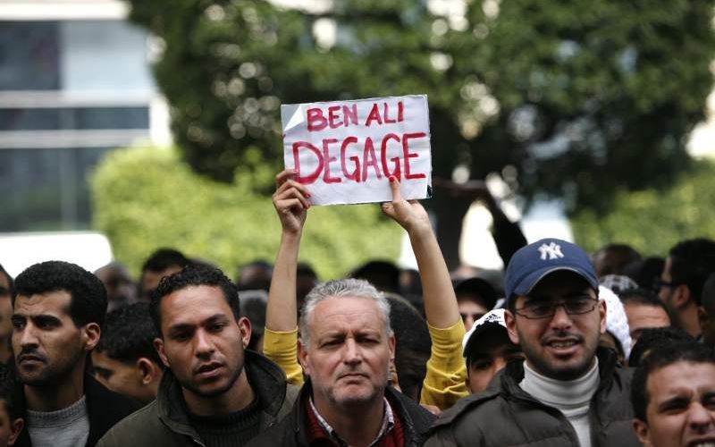 De politie heeft vrijdag in de Tunesische hoofdstad Tunis massaal traangasgranaten afgevuurd op honderden betogers die bij het ministerie van Binnenlandse Zaken het vertrek van president Zine al-Abidine Ben Ali eisten.  Foto EPA.