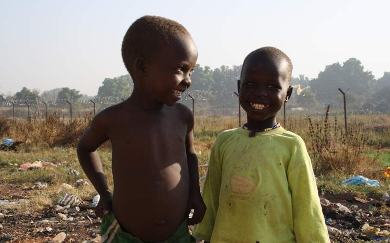 Kinderen in de buurt van hun ouderlijk ‘huis’, op het industrieterrein van Juba. Foto RD