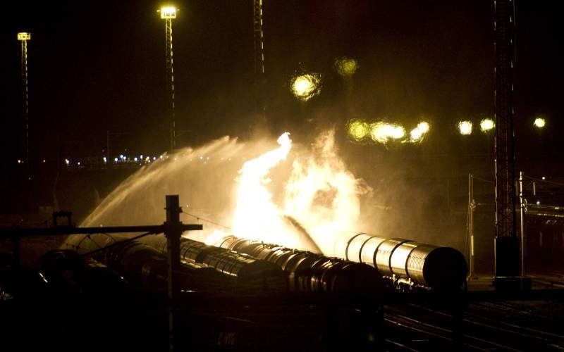 Op het spooremplacement Kijfhoek bij Zwijndrecht staan vrijdagavond vijf ketelwagens in brand.  Foto ANP