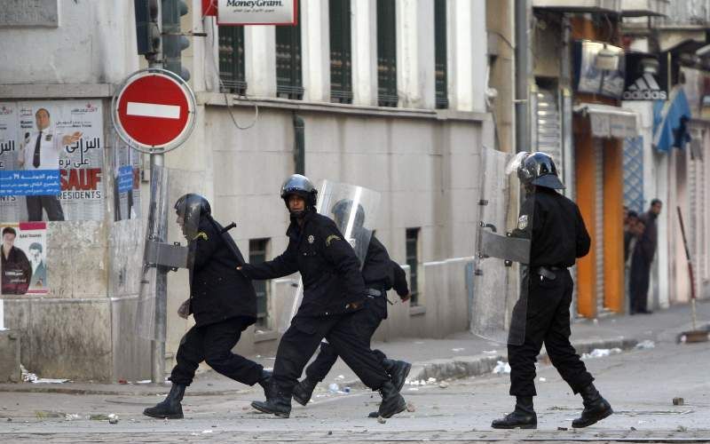 Oproerpolitie in Tunis. Foto EPA