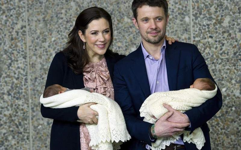 De trotse ouders kroonprins Frederik en kroonprinses Mary verlieten vrijdag met hun twee jongste kinderen het Rijksziekenhuis in Kopenhagen. Frederik draagt het prinsesje, Mary het prinsje. De tweeling werd op 8 januari geboren. Foto EPA