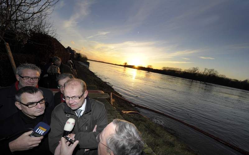 Staatssecretaris Joop Atsma van Infrastructuur en Milieu aan de oever van de Maas. Foto ANP