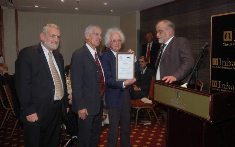 Oprichter van Christenen voor Israel Karel van Oordt ontving  dinsdagavond een onderscheiding van een Knessetgroep en het Wereld Joodse Congres. V.l.n.r. oud-Knessetlid Benny Elon, Knessetlid Shai Hermes van Kadima, Karel van Oordt en Knessetlid David Rot