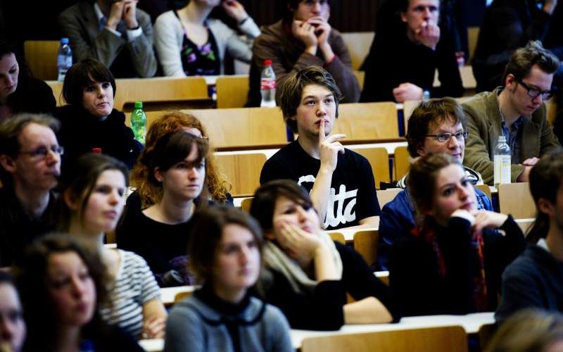 Studenten van de Universiteit van Amsterdam volgen woensdag een college in de Oudemanspoort in Amsterdam tijdens de 24-urige studiemarathon. Foto ANP