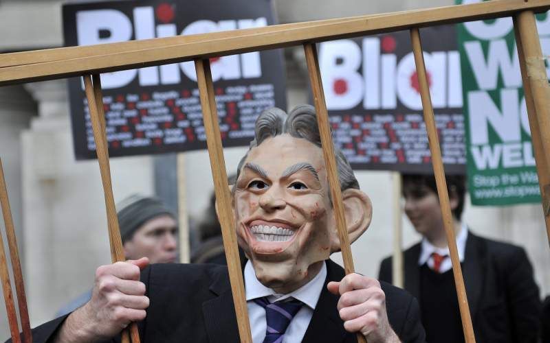 Protest tegen Blair tijdens zijn verhoor. Foto EPA