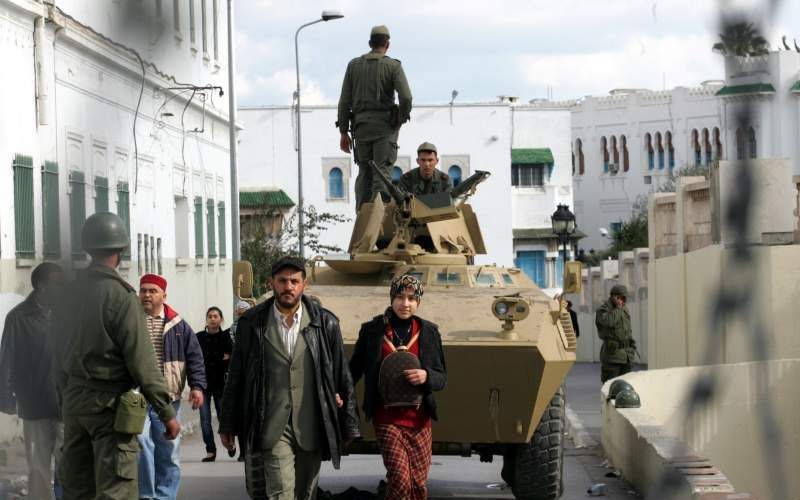 Tunesische soldaten bewaken de orde in Tunis. Foto EPA