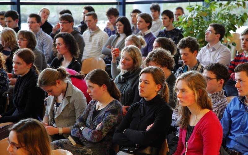 Studerenden van de Gereformeerde Gemeenten dachten vrijdag in Gouda tijdens de jaarlijkse winterconferentie na over ”De vraag van het lijden”. Ds. A. Schreuder hield een lezing over het thema.  Foto Martin Droog