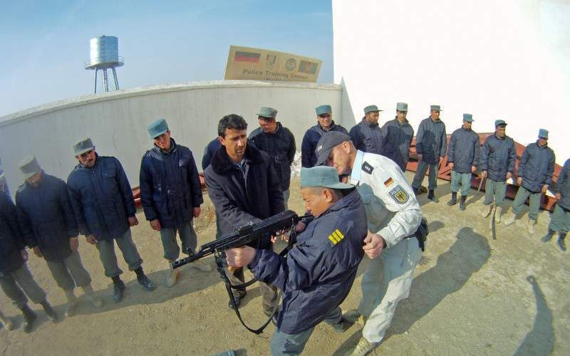 Duitse politie-instructeurs zijn al bezig met de training van politierekruten in de Afghaanse provincie Kunduz. In de praktijk blijkt het beschavingsoffensief nog niet zo eenvoudig. Foto ANP