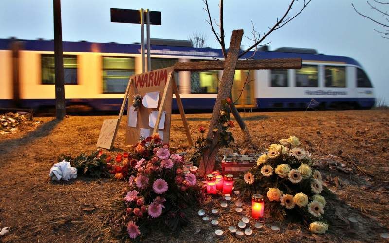 Bloemen op de plaats van het treinongeluk. Foto EPA