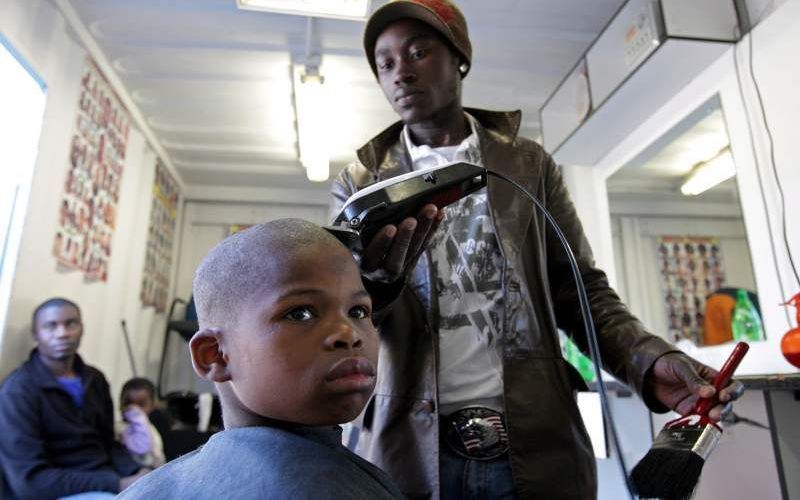 Congolese kapper in de Zuid-Afrikaanse stad Kaapstad. „Afrika bruist van energie”, zegt directeur prof. dr. Ton Dietz van het Afrika-Studiecentrum. Foto EPA