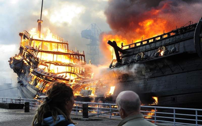 Een felle brand verwoestte in juli 2009 de replica van het VOC-schip Prins Willem. Restauratie gaat zo’n 10 miljoen euro kosten. Foto ANP.