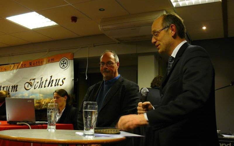 Rabbijn A. Ringer (m.) en dr. P. de Vries (r.) gingen woensdag voor Rotterdamse CSFR-studenten met elkaar in debat over de visie op Christus als Messias. Foto RD