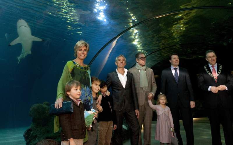 Prinses Laurentien (l.) met onder anderen haar man en kinderen in het Oceanium van Diergaarde Blijdorp, waar woensdag haar nieuwe kinderboek werd gepresenteerd. Foto ANP.