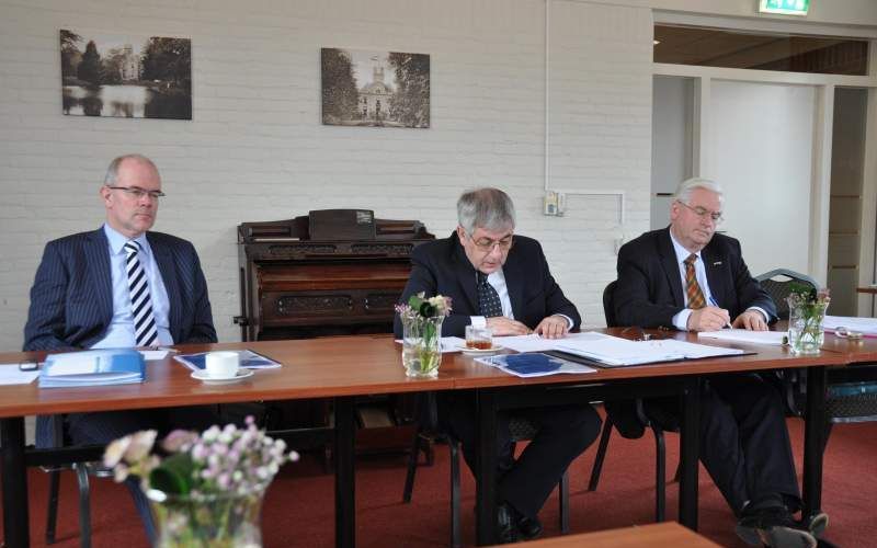 De Gereformeerde Bond in de Protestantse Kerk in Nederland belegde donderdagmiddag een persconferentie in Putten. Op de foto van links naar rechts: drs. P. J. Vergunst, dr. M. van Campen en prof. dr. W. Verboom. Foto RD.