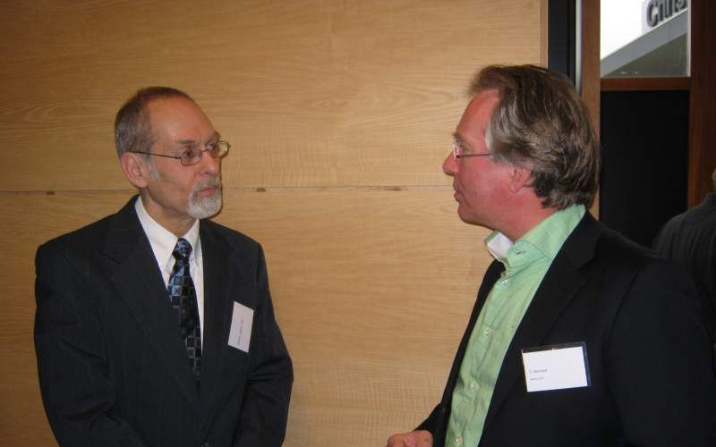 EDE – De Amerikaanse hoogleraar psychologie Johnson (l.) in gesprek met Sietze Ketelaar, directeur van de Vereniging van Christen Coaches, zaterdag in Ede. Foto RD