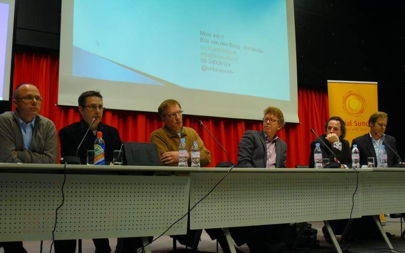 Debat met v.l.n.r. ds. Tom Mikkers, Eric van den Berg, Peter Dekker, dr.ir. Jan van der Stoep, Ronald van den Oever en ds. Fred Omvlee. Foto RD