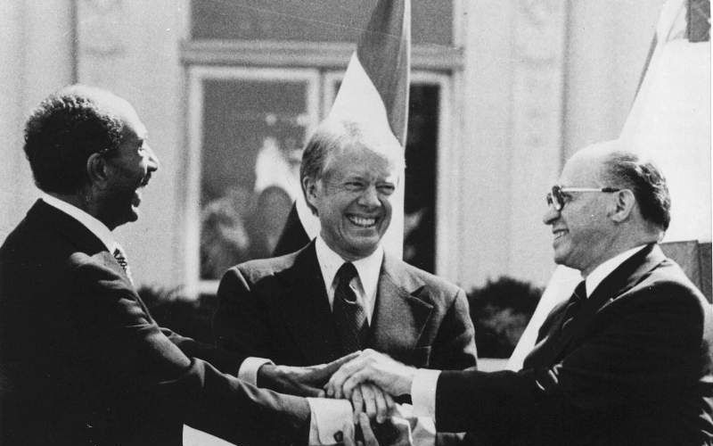 De Egyptische president Anwar Sadat samen met de Amerikaanse president Carter en de Israëlische premier Begin na het tekenen van de vredesovereenkomst tussen Egypte en Israël in 1979. Foto ANP