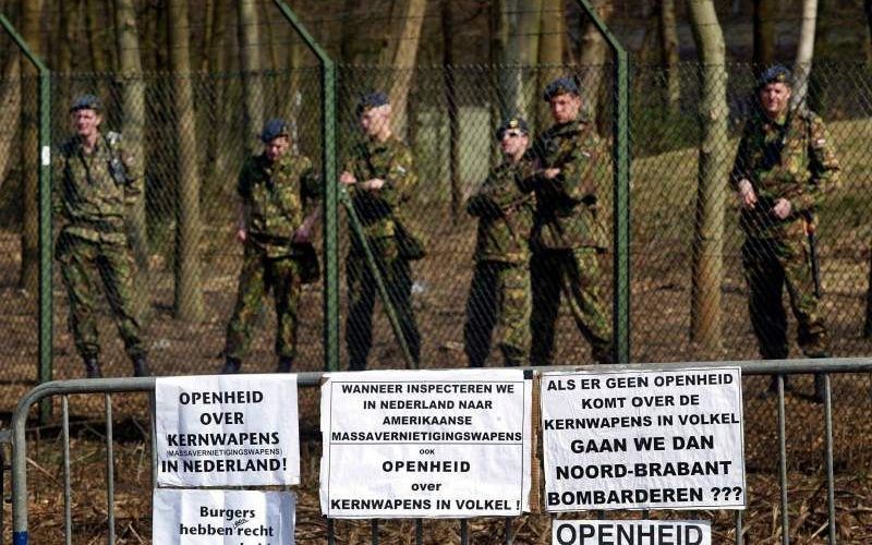 Protest tegen de Amerikaanse kernwapens op de militaire vliegbasis Volkel. De Nederlandse regering heeft de aanwezigheid van de nucleaire wapens op de luchtmachtbasis nooit officieel bevestigd. Foto ANP