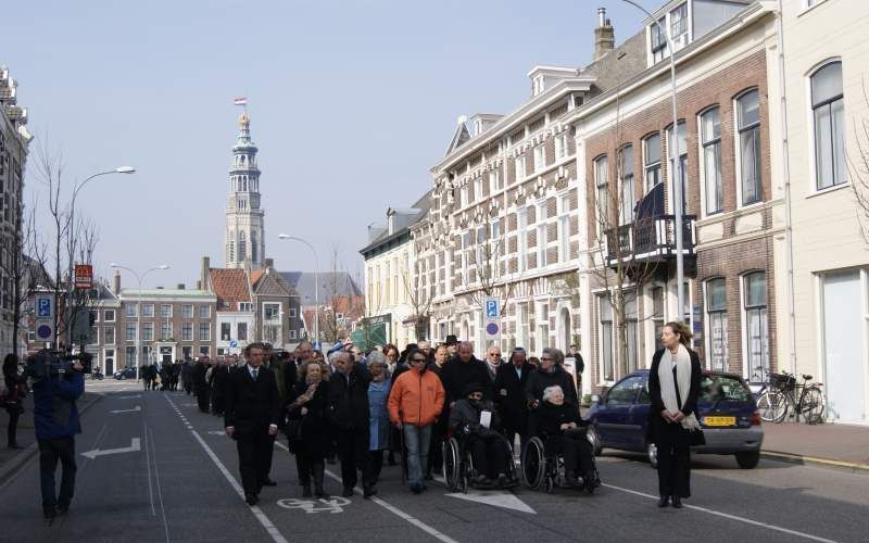 Een groep mensen maakte gisteren een herdenkingstocht voor gedeporteerde Zeeuwse Joden in Middelburg. Ook werd een plaquette onthuld. Foto RD