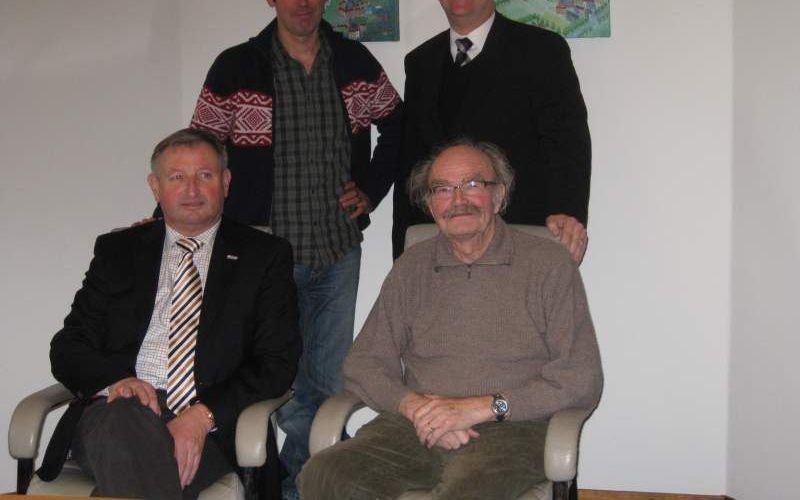 De leden van de Stichting Oorlogsmonument Meerkerk: v.l.n.r. voorzitter Geert Meppelink, ontwerper Han Savelkoel, John Smit en oud-verzetsman Arie van Veen. Foto gemeente Zederik.