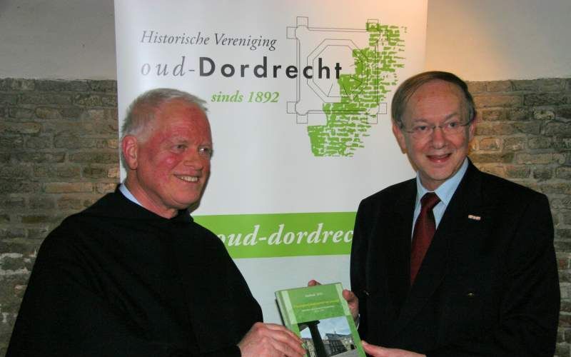 Herman A. van Duinen (r.) en dr. Martijn Schrama tijdens de presentatie van ”Een augustijnenklooster van aanzien”. Beeld Herman A. van Duinen.