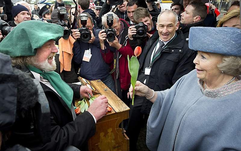 De koningin tijdens een stadswandeling in Dresden. Foto ANP