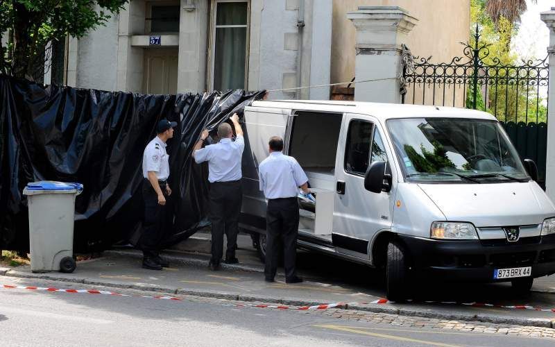 Politiemensen bij het huis van de verdwenen familie in Nantes. Foto EPA