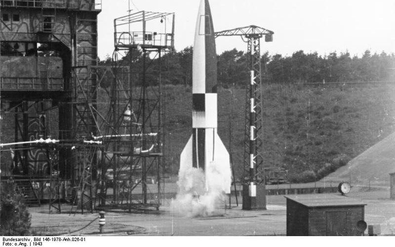 Lancering van een V2 in Peenemünde. Foto Wikipedia